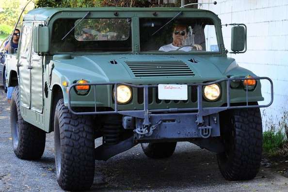 arnold-schwarzenegger-drives-his-green-hummer-h1-to-lunch-it-s-big-and-eco_5
