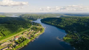 Aerial view of a lake and lush green landscape, perfect for a Maryland bachelorette party.